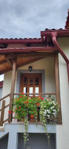 einen Balkon mit einem Fenster mit Blumen darauf in der Unterkunft House Sara in Korenica