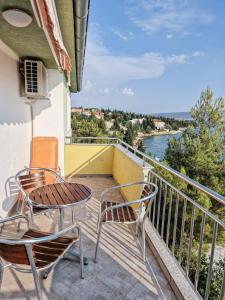 balcone con 2 sedie e un tavolo di See paradise a Starigrad-Paklenica (Ortopula)