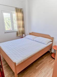 una camera con un letto in una stanza con una finestra di See paradise a Starigrad-Paklenica (Ortopula)
