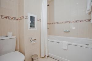Koupelna v ubytování Selena Hotel