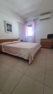 a bedroom with a large bed and a window at PEDA Hotel Ristorante Pizzeria in Colletorto