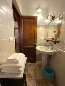 La salle de bains blanche est pourvue d'un lavabo et d'un miroir. dans l'établissement Nebrodi Holiday House, à San Marco dʼAlunzio