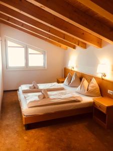 a bedroom with two beds and a window at alpsrental Apartments Freja Obertauern in Obertauern