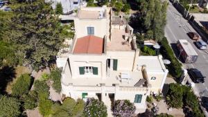 an aerial view of a large white house at Villino Vanzetti 1930 in Cagliari