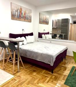 Un dormitorio con una cama grande y una mesa. en Sweet studio apartment Living in Rijeka, en Rijeka