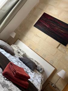 מיטה או מיטות בחדר ב-Le Donjon De La Roquette