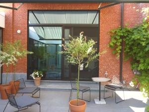 un patio avec des chaises et une table dans un bâtiment dans l'établissement Site78, à Puurs