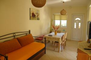 ein Wohnzimmer mit einem Sofa und einem Tisch in der Unterkunft Maria Apartments in Lefkada Town