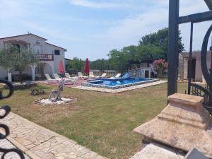 un patio con piscina y una casa en Apartments Chipo en Vodnjan
