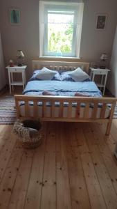 duże łóżko w sypialni z oknem w obiekcie Chopina 6 na zielonym wzgórzu w Jedlinie-Zdroju