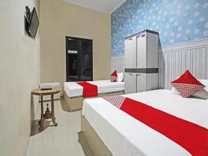Säng eller sängar i ett rum på Super OYO 91202 Family Guest House Syariah