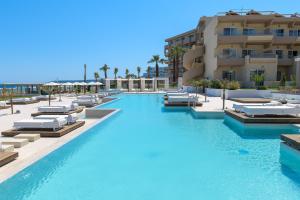 Bazén v ubytování Sun Beach Resort nebo v jeho okolí
