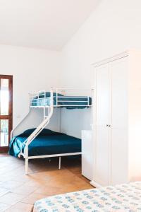 Agriturismo Irghitula tesisinde bir ranza yatağı veya ranza yatakları