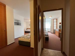 um quarto com um quarto com uma cama e uma casa de banho em Hotel Arnika em Janske Lazne
