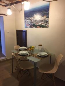 una mesa de comedor con platos y tazones de fruta. en Casa Janeiro Alentejo en Portalegre