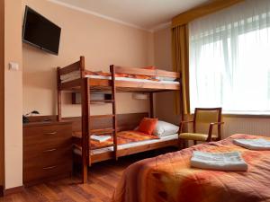 ムロンゴヴォにあるZakątek Wileńskiのベッドルーム1室(二段ベッド2組、ベッド1台付)