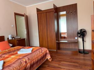 Pokój hotelowy z łóżkiem i lustrem w obiekcie Zakątek Wileński w mieście Mrągowo