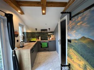 Kuchyňa alebo kuchynka v ubytovaní Apartament nad Śperką