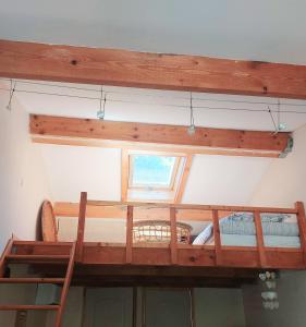 Palanda nebo palandy na pokoji v ubytování Cosy Studio en résidence privée + 11 fotografií