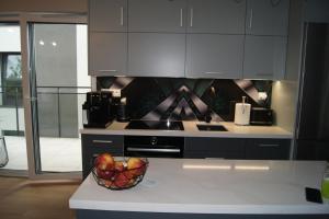 a kitchen with a bowl of fruit on a counter at Apartament in Ostróda