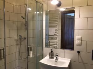 Koupelna v ubytování Browar POD CZARNYM KOGUTEM + 37 fotografií