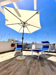 un ombrello bianco seduto su un tetto di Apulia Holidays a Mola di Bari