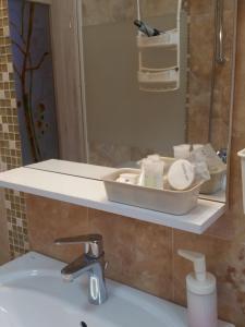 ブシュテニにあるKalinderu SKIER'S APARTAMENT BELLEVUEの洗面台と鏡のあるバスルーム