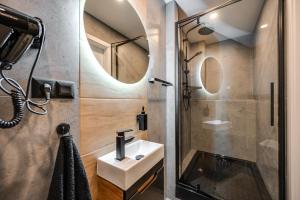 y baño con lavabo y espejo. en Loft House Apartment Studio z ogródkiem 3, en Rybnik