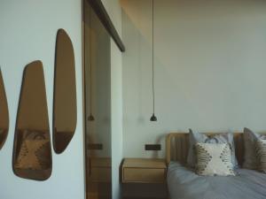 um quarto com uma cama e espelhos na parede em Site78 em Puurs