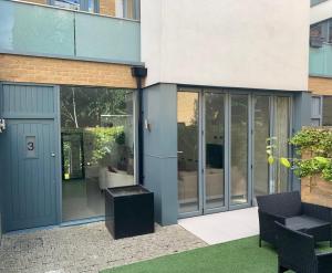 un edificio con una porta e una panchina di fronte ad esso di Luxury 4 bed home in Central London a Londra