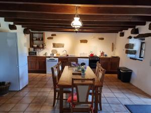 Η κουζίνα ή μικρή κουζίνα στο Gîtes Goas Teriot - Le Granit