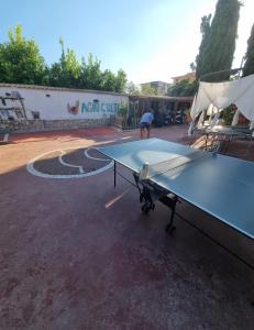 una mesa de ping pong en un aparcamiento en Tabor 2 Casa vacanza in villa, en Nápoles