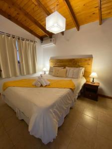 Tempat tidur dalam kamar di Cabañas Los Maderos