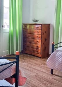 ein Schlafzimmer mit einer Kommode und einer Holzkommode in der Unterkunft Belfry House Nafplio in Nafplio