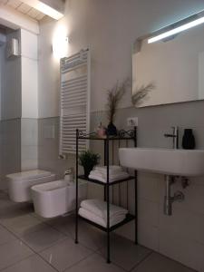 bagno con lavandino, vasca e servizi igienici di Room 28 a Ferrara