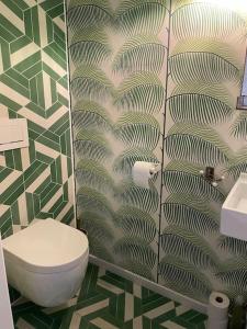 een badkamer met een toilet en een wastafel bij Beautiful big house with garden in Tübingen