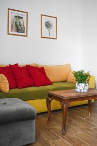 ein Wohnzimmer mit einem Sofa und einem Couchtisch in der Unterkunft Belfry House Nafplio in Nafplio