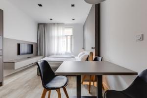 Televízia a/alebo spoločenská miestnosť v ubytovaní Lampi Aparthotel Prague