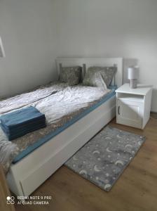 1 dormitorio con 1 cama con colchón azul en Rykowisko - domki całoroczne nad jeziorem i rzeką en Szczecinek