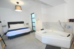 Postel nebo postele na pokoji v ubytování Suites in the Galilee
