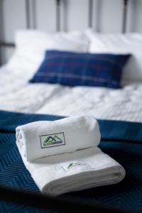 sterta ręczników na łóżku w obiekcie Słone Residence Apartamenty & Beer SPA w Kudowie Zdroju