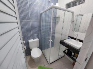 Bathroom sa Casa com piscina e churrasqueira em Cabo frio