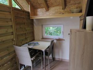 una piccola sala da pranzo con tavolo e sedie di Glamping Narnia a Bovec