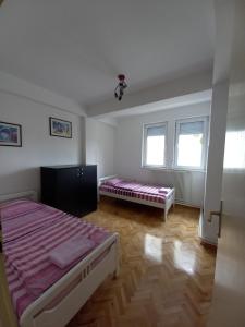 - une chambre avec 2 lits et 2 fenêtres dans l'établissement Katerina Apartment, à Ohrid