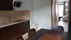 Kuchnia lub aneks kuchenny w obiekcie Apt with 6 single beds
