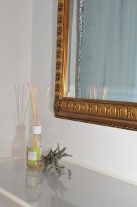 カーヴァ・デ・ティッレーニにあるCome a casaの鏡とろうそく付きテーブルの花瓶