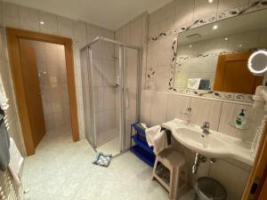 Kylpyhuone majoituspaikassa Hotel-Garni Versail