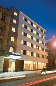 wysoki budynek z oświetleniem w mieście w obiekcie Hotel Ehrlich Prague w Pradze