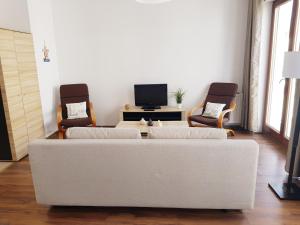 Telewizja i/lub zestaw kina domowego w obiekcie Apt with 6 single beds