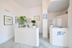 a white counter with potted plants in a room at Hotel Noris in Ischia
